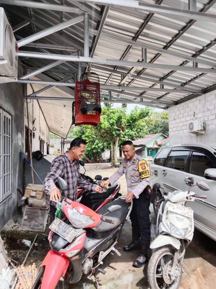 Proses Evakuasi satu unit sepeda motor yang telah lama terparkir tanpa diketahui pemiliknya di depan barak milik warga bernama Ibu Suji, Jalan G. Obos XB, RT 05 RW XII, Kelurahan Menteng, Selasa (13/5/2025).