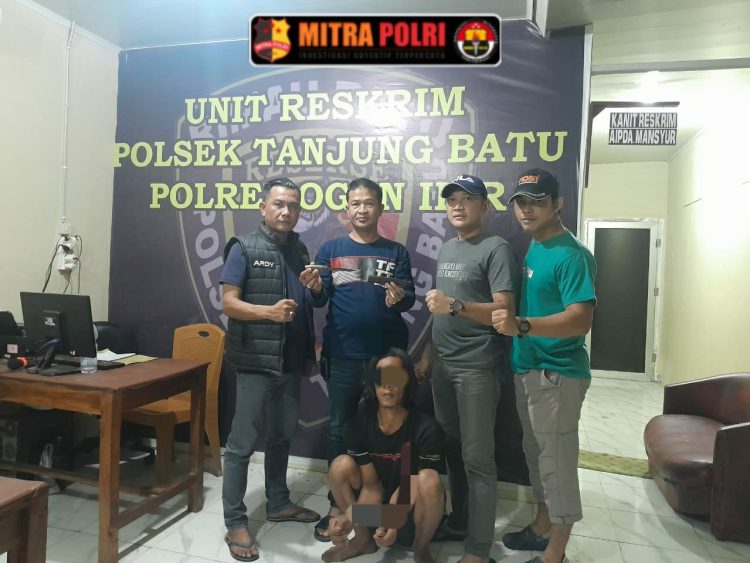 Seorang pria berinisial AA (30), warga Desa Burai, Kecamatan Tanjung Batu, diamankan oleh Polsek Tanjung Batu setelah kedapatan membawa senjata tajam tanpa izin di kawasan kebun karet milik warga Desa Senuro, Kabupaten Ogan Ilir, Minggu malam (11/05/2025) sekitar pukul 20.30 WIB.