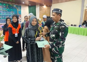 anggota Koramil 1016-06/Kurun Kodim 1016/Palangka Raya, Peltu Parkun menghadiri penutupan penyelenggaraan Seleksi Tilawatil Qur’an tingkat Kecamatan Kurun Tahun 2025. Kegiatan tersebut berlangsung di GPU Tampung penyang, Kuala Kurun, Selasa malam (13/05/2025).
