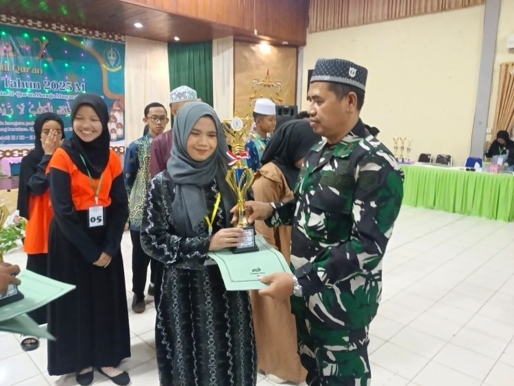 anggota Koramil 1016-06/Kurun Kodim 1016/Palangka Raya, Peltu Parkun menghadiri penutupan penyelenggaraan Seleksi Tilawatil Qur’an tingkat Kecamatan Kurun Tahun 2025. Kegiatan tersebut berlangsung di GPU Tampung penyang, Kuala Kurun, Selasa malam (13/05/2025).