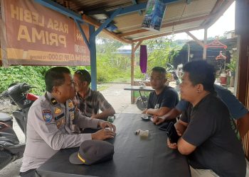 Plt. Kasat Binmas Polres Samosir, IPDA Horas L. Situmorang, memberikan penyuluhan kepada warga dan tokoh pemuda di Desa Pardomuan I, Kecamatan Pangururan, Kabupaten Samosir.