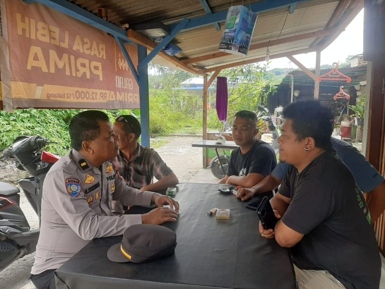 Plt. Kasat Binmas Polres Samosir, IPDA Horas L. Situmorang, memberikan penyuluhan kepada warga dan tokoh pemuda di Desa Pardomuan I, Kecamatan Pangururan, Kabupaten Samosir.