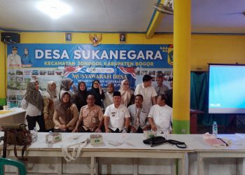 Pengurus Terpilih dalam Musyawarah Desa Pembentukan Koperasi Merah Putih,diabadikan dalam foto bersama dengan Staff Dinas Koperasi, Kades, Ketua BPD, LPM, Tokoh Masyarakat. Foto. Dok: RH/Mitrapolri.com)