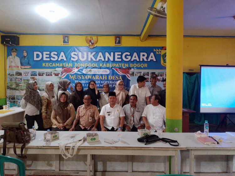 Pengurus Terpilih dalam Musyawarah Desa Pembentukan Koperasi Merah Putih,diabadikan dalam foto bersama dengan Staff Dinas Koperasi, Kades, Ketua BPD, LPM, Tokoh Masyarakat. Foto. Dok: RH/Mitrapolri.com)