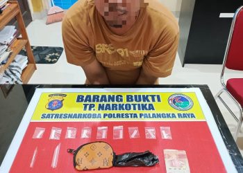 Seorang pria berinisial SL (46) diamankan saat membawa paket diduga narkotika jenis sabu di kawasan Jalan Rindang Banua beberapa waktu yang lalu.