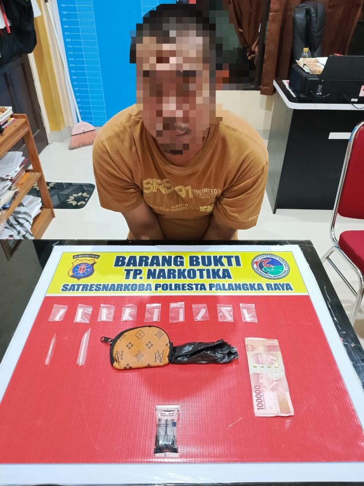 Seorang pria berinisial SL (46) diamankan saat membawa paket diduga narkotika jenis sabu di kawasan Jalan Rindang Banua beberapa waktu yang lalu.