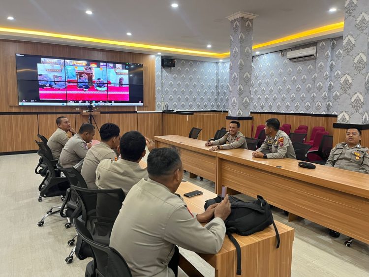Binroh tersebut digelar bagi agama Kristen dan Islam, yang diikuti oleh para personel pada Aula Rupatama dan Ruang Command Center Mapolresta Palangka Raya, Jalan Tjilik Riwut Km. 3,5, Kota Palangka Raya, Kalimantan Tengah, Kamis (15/5/2025) pagi.