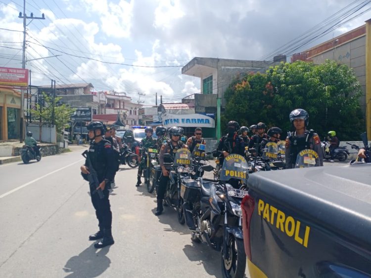 Satuan Brimob Polda Kalimantan Tengah bersama Polres Barito Utara, Kodim 1013/Muara Teweh, dan sejumlah instansi terkait melaksanakan patroli gabungan di wilayah Kabupaten Barito Utara, Rabu (14/05/2025).