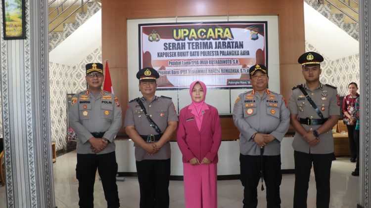 Kapolresta Palangka Raya, Kombes Pol. Dedy Supriadi, S.I.K., M.H., memimpin upacara serah terima jabatan (sertijab) Kapolsek Bukit Batu yang berlangsung di Mapolresta Palangka Raya, jum'at (16/5/2025).
