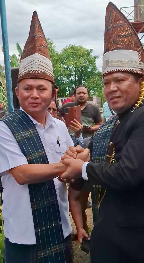 Partuha Maujana Simalungun (PMS) Kota Pematangsiantar menyambut kedatangan Wakil Menteri Hak Asasi Manusia (HAM) Mugiyanto Sipin di wilayah konflik agraria di Kampung Baru, Kelurahan Gurilla, Siantar Sitalasari, Jumat (16/5/2025).