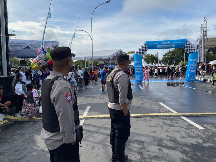 Jajaran Polresta Palangka Raya melaksanakan pengamanan dalam kegiatan Fun Walk yang digelar oleh Bank Kalteng, bertempat di kawasan Bundaran Besar, Kota Palangka Raya, Sabtu (17/5/2025).