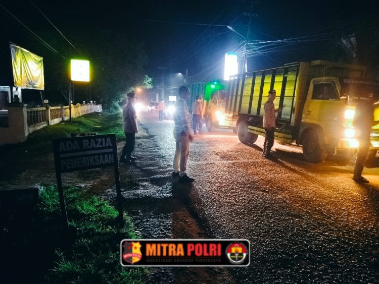 Polsek Tanjung Batu melaksanakan Kegiatan Rutin Yang Ditingkatkan (KRYD) pada malam hari libur, Sabtu (17/5/2025), di Jalan Merdeka, Kelurahan Tanjung Batu, Kecamatan Tanjung Batu, Kabupaten Ogan Ilir.