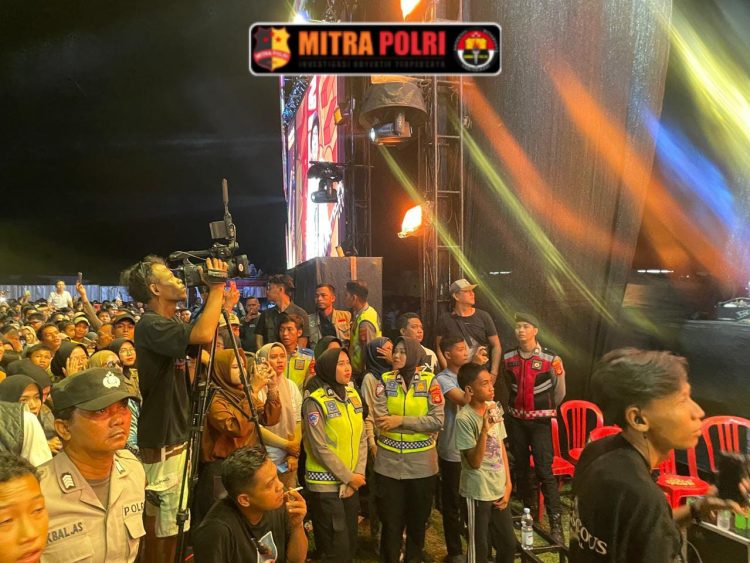 Polres Ogan Ilir bersama unsur pengamanan terpadu berhasil mengamankan jalannya konser musik yang menghadirkan grup band papan atas Tipe-X dan penyanyi dangdut Dike Sabrina, Sabtu malam (17/5/2025), di Kawasan Perkantoran Terpadu (KPT) Tanjung Senai, Kabupaten Ogan Ilir.