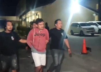 Penangkapan berlangsung dramatis lantaran pelaku berusaha melepaskan diri dari sergapan polisi. Namun, usaha pelaku berhasil digagalkan polisi. Tangan pelaku langsung diborgol.