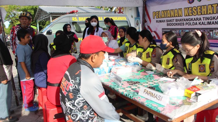 Rumah Sakit (Rumkit) Bhayangkara Tingkat III Palangka Raya Polda Kalteng ikut memeriahkan Karnaval Budaya Isen Mulang 2025 yang dilaksanakan bertempat di Bundaran Besar Kota Palangka Raya dengan mengadakan pelayanan kesehatan secara gratis kepada masyarakat yang antusias dalam menonton kegiatan Karnaval, Minggu (18/5/2025) pagi.