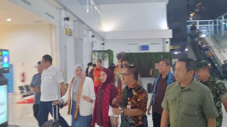 Pengamanan di Bandara Tjilik Riwut oleh personel Polresta Palangka Raya pada Minggu (18/5/2025) juga mengawal aktivitas penting, termasuk kedatangan rombongan Dewan Perwakilan Daerah (DPD) RI yang tiba sekitar pukul 19.10 WIB.