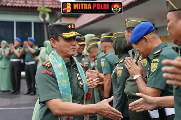 Panglima Kodam II/Sriwijaya, Mayjen TNI Ujang Darwis, M.D.A., melaksanakan kunjungan kerja dan berikan pengarahan kepada Personel Polisi Militer Kodam II/Sriwijaya di Jl. Merdeka 22 Ilir, Kec. Bukit Kecil, Kota Palembang, Sumatera Selatan. Kunjungan ini turut didampingi oleh Ketua Persit Kartika Chandra Kirana PD II/Sriwijaya, Ny. Desi Ujang Darwis, (19/05/2025).