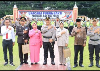 Polres Labuhanbatu menggelar kegiatan upacara bendera bulanan sekaligus melepas dua personel yang memasuki masa purna bakti, Senin (19/05/2025) pagi. Kegiatan ini berlangsung khidmat di halaman apel Mapolres Labuhanbatu, Jl. MH. Thamrin, Rantauprapat.