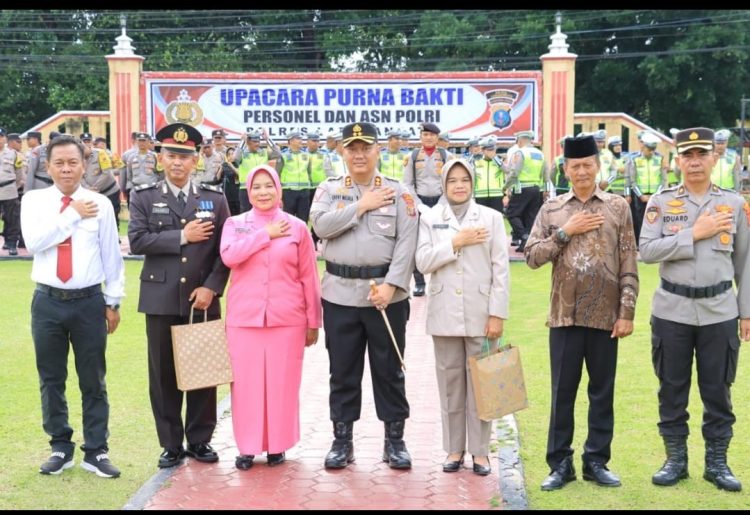 Polres Labuhanbatu menggelar kegiatan upacara bendera bulanan sekaligus melepas dua personel yang memasuki masa purna bakti, Senin (19/05/2025) pagi. Kegiatan ini berlangsung khidmat di halaman apel Mapolres Labuhanbatu, Jl. MH. Thamrin, Rantauprapat.