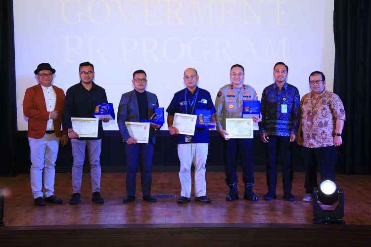 Penghargaan ini diserahkan dalam acara Awarding Day yang digelar di Auditorium Program Pendidikan Vokasi Universitas Indonesia, Kampus UI Depok, Selasa (20/5/2025).