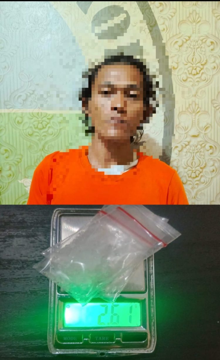 Seorang pria diduga sebagai pengedar narkotika jenis sabu berhasil ditangkap dalam penggerebekan di Dusun Lingga Tiga I, Desa Lingga Tiga, Kecamatan Bilah Hulu, Kabupaten Labuhanbatu, Minggu (18/05/2025) malam.