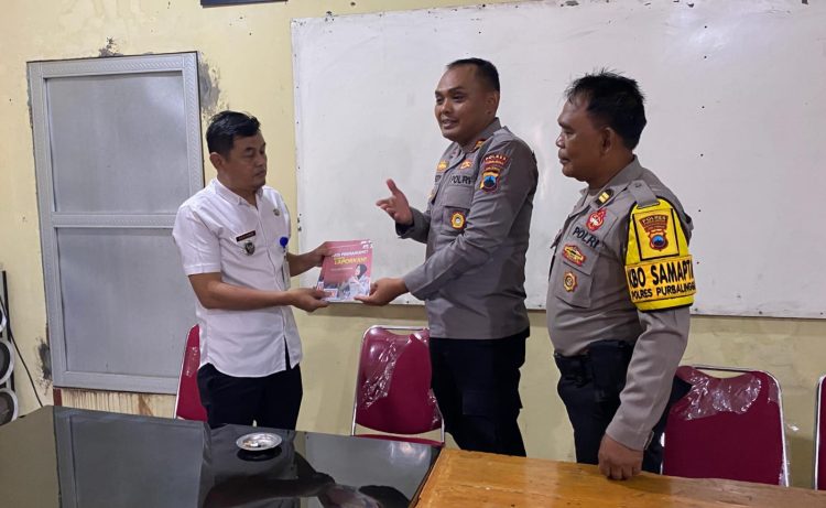 Sambang dilakukan oleh Kasat Binmas AKP Tedy Subiyarsono beserta anggota di Balai Desa Karangjambe dan Balai Desa Bojanegara, Kecamatan Padamara, Kabupaten Purbalingga.