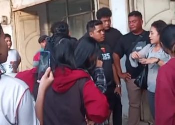 BERDEBAT: Rumiris Siagian berdebat dengan LS yang mengaku sebagai penjaga, Sabtu (17/5/2025). (Ist)