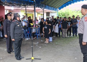 Kepolisian Resor Kota (Polresta) Palangka Raya menggelar apel penyerahan jenazah almarhum Aiptu I Nyoman Yosep dari pihak keluarga kepada Polri sebagai bentuk penghormatan terakhir bagi almarhum yang telah mengabdi sebagai anggota kepolisian.