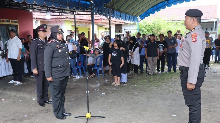 Kepolisian Resor Kota (Polresta) Palangka Raya menggelar apel penyerahan jenazah almarhum Aiptu I Nyoman Yosep dari pihak keluarga kepada Polri sebagai bentuk penghormatan terakhir bagi almarhum yang telah mengabdi sebagai anggota kepolisian.