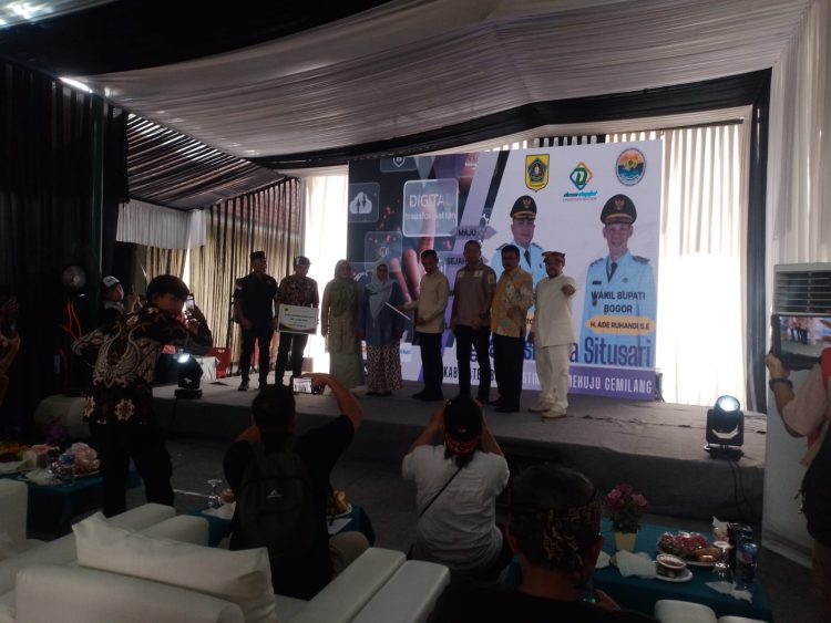 Penyerahan Bantuan Oleh Wakil Bupati H.Ade Ruhandi ( Jaro Ade sapaan akrabnya),dalam kunjungan kerja ke Desa Situsari Kecamatan Cileungsi Kabupaten Bogor. (Foto. Dok: RH/Mitrapolri.com)