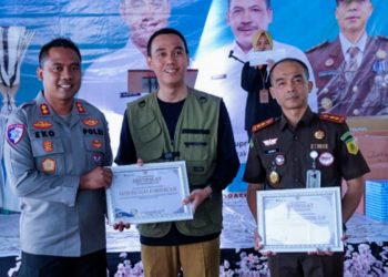 Penghargaan tersebut diserahkan dalam acara bertajuk ‘Pemberian Penghargaan kepada Wajib Pajak Kabupaten OKI 2025’ yang digelar pada pukul 10.00 WIB, di Rumah Makan Dapur Ma’e, Dusun 02, Desa Tugumulyo, Kecamatan Lempuing. Senin (19/5/2025).