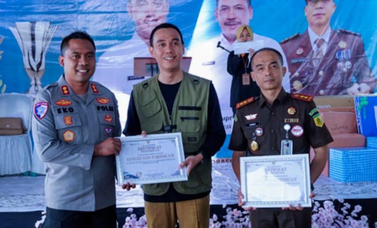 Penghargaan tersebut diserahkan dalam acara bertajuk ‘Pemberian Penghargaan kepada Wajib Pajak Kabupaten OKI 2025’ yang digelar pada pukul 10.00 WIB, di Rumah Makan Dapur Ma’e, Dusun 02, Desa Tugumulyo, Kecamatan Lempuing. Senin (19/5/2025).