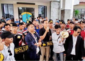 Puluhan warga Desa Tanjung Batu, Kecamatan Tulung Selapan, Kabupaten Ogan Komering Ilir (OKI) provinsi Sumatera Selatan yang tergabung dalam Aliansi Masyarakat untuk Keadilan Sumatera Selatan (AMUK Sumsel) menggelar aksi damai di depan Kantor Bupati pada Kamis (22/5/2025)