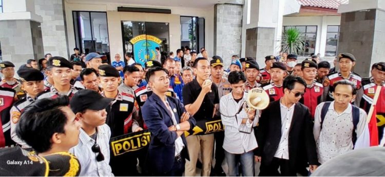 Puluhan warga Desa Tanjung Batu, Kecamatan Tulung Selapan, Kabupaten Ogan Komering Ilir (OKI) provinsi Sumatera Selatan yang tergabung dalam Aliansi Masyarakat untuk Keadilan Sumatera Selatan (AMUK Sumsel) menggelar aksi damai di depan Kantor Bupati pada Kamis (22/5/2025)