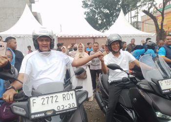 Bupati dan Wakil Bupati Bogor Mengendarai Sepada Motor Guna Melihat langsung Bakti Gotong Rakyat Masyarakat di Kecamatan Citereup. (Foto. Dok: RH/Mitrapolri.com)