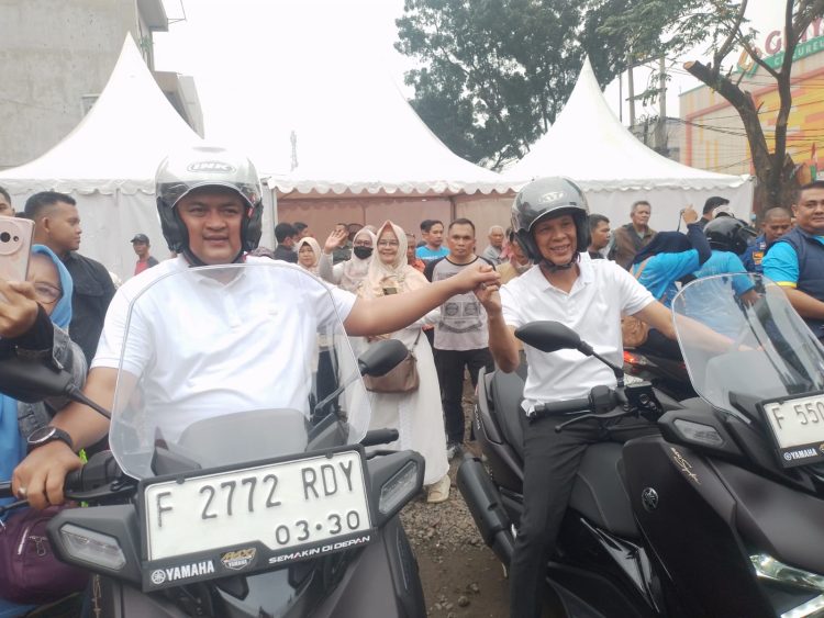 Bupati dan Wakil Bupati Bogor Mengendarai Sepada Motor Guna Melihat langsung Bakti Gotong Rakyat Masyarakat di Kecamatan Citereup. (Foto. Dok: RH/Mitrapolri.com)