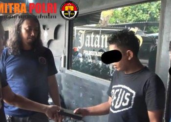 Polisi menangkap dua pria bernama Agung Wirawan (24) dan Irwanto (33), pelaku penipuan bermodus membeli HP dengan bukti transfer palsu di Kota Makassar, Sulawesi Selatan (Sulsel).