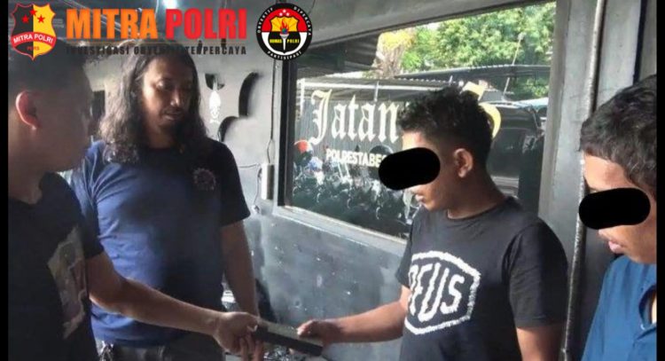 Polisi menangkap dua pria bernama Agung Wirawan (24) dan Irwanto (33), pelaku penipuan bermodus membeli HP dengan bukti transfer palsu di Kota Makassar, Sulawesi Selatan (Sulsel).