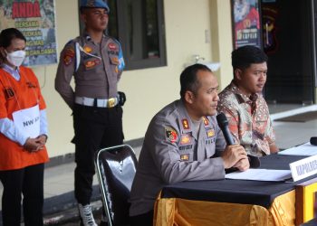 Kapolres Gunung Mas AKBP Heru Eko Wibowo, S.I.K., M.H. saat Pres Release di halaman Mako Polres Gunung Mas didampingi Kasat Narkoba Polres Gunung Mas Iptu Abi Wahyu Prasetyo, S.Tr.K., M.H. menjelaskan kronologi penangkapan.