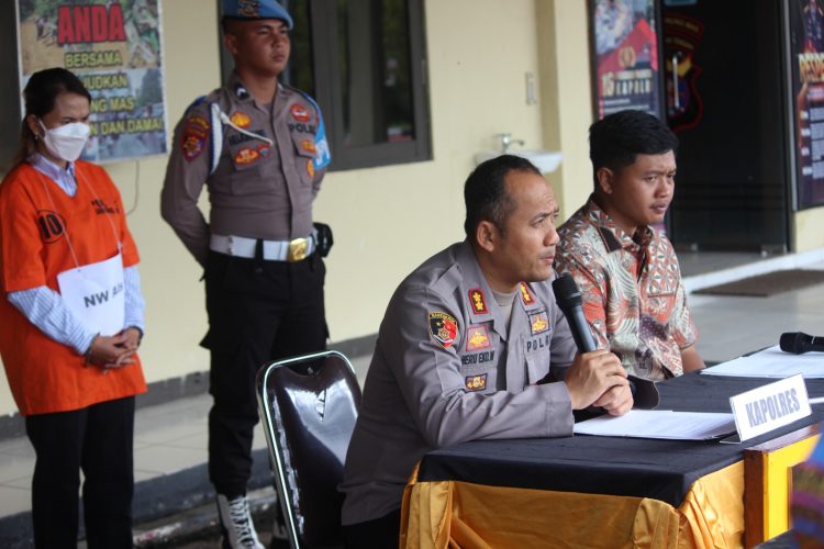 Kapolres Gunung Mas AKBP Heru Eko Wibowo, S.I.K., M.H. saat Pres Release di halaman Mako Polres Gunung Mas didampingi Kasat Narkoba Polres Gunung Mas Iptu Abi Wahyu Prasetyo, S.Tr.K., M.H. menjelaskan kronologi penangkapan.