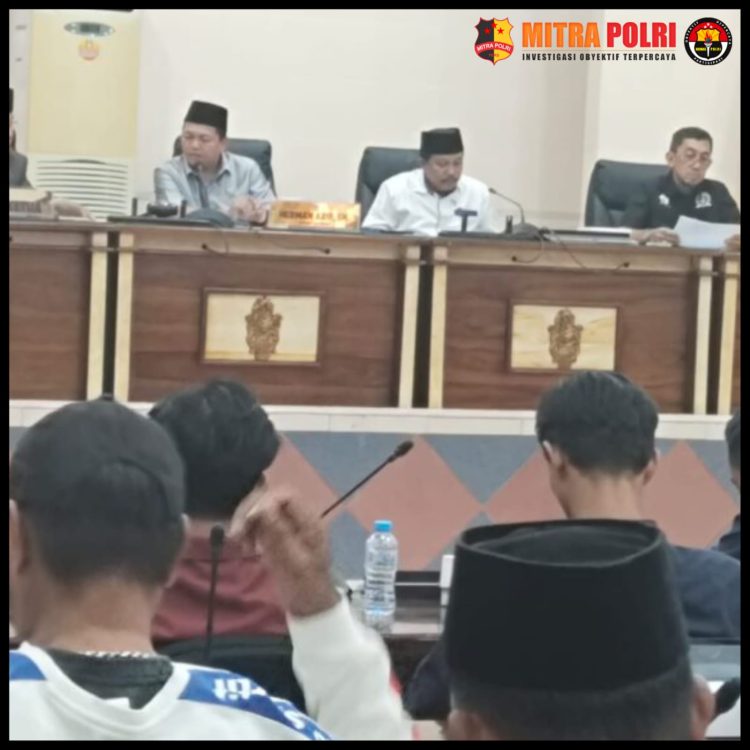 DPRD Kabupaten Wajo Gabungan Komisi Terbatas Komisi II dan Komisi III menggelar Rapat Dengar Pendapat Umum (RDPU) sebagai tindak lanjut atas aspirasi yang disampaikan oleh perwakilan Liga Mahasiswa, pemuda serta tokoh masyarakat.
