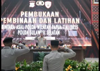 Pembukaan binlat digelar di Aula Mappaoddang Polda Sulsel, Sabtu (24/5/2025) ditandai dengan menyanyikan lagu indonesia raya, penyematan pita tanda latihan, pembacaan pancasila, UUD 1945 dan sumpah janji jati diri sebagai bangsa Indonesia, sambutan Karobinkar, pembacaan doa dan ditutup Lagu Mars Polri.
