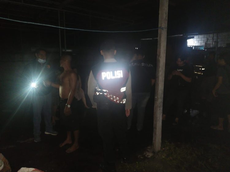 Sebuah insiden kebakaran terjadi pada Sabtu malam (24/5/2025) sekitar pukul 23.10 WIB di sebuah barak yang terletak di Jalan Badak XVIII No. 17, Kelurahan Bukit Tunggal, Kecamatan Jekan Raya, Kota Palangka Raya.