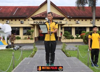 Wakapolres Ogan Ilir Kompol Helmi Ardiansyah, S.H., M.H. memimpin langsung pelaksanaan apel pagi yang diikuti oleh seluruh personel Polres Ogan Ilir. Kegiatan dimulai pukul 07.30 WIB dan dilanjutkan dengan olahraga bersama sebagai bagian dari pembinaan fisik dan mental anggota.