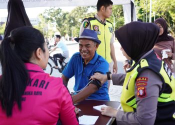 Memberikan layanan pemeriksaan kesehatan secara gratis untuk masyarakat yang berkunjung di Area Car Free Day (CFD) Bundaran Besar Kota Palangka Raya, Minggu (25/5/2025) pagi.