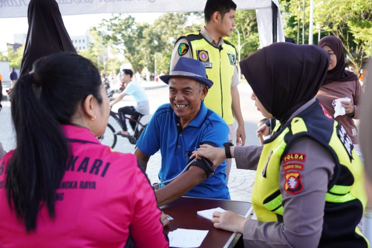 Memberikan layanan pemeriksaan kesehatan secara gratis untuk masyarakat yang berkunjung di Area Car Free Day (CFD) Bundaran Besar Kota Palangka Raya, Minggu (25/5/2025) pagi.
