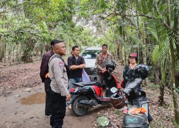 Bhabinkamtibmas Kelurahan Menteng pada Minggu (25/5/2025), yang melaksanakan pendampingan terhadap warga binaannya dalam pengecekan lokasi tanah di Jalan G. Obos XXIII, Kelurahan Menteng, Kecamatan Jekan Raya.
