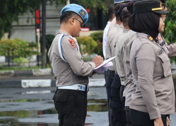 Seksi Profesi dan Pengamanan (Propam) Polresta Palangka Raya melaksanakan pengecekan kehadiran personel saat apel pagi yang berlangsung di halaman Mapolresta, Senin (26/5/2025) pukul 07.00 WIB.