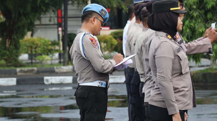 Seksi Profesi dan Pengamanan (Propam) Polresta Palangka Raya melaksanakan pengecekan kehadiran personel saat apel pagi yang berlangsung di halaman Mapolresta, Senin (26/5/2025) pukul 07.00 WIB.