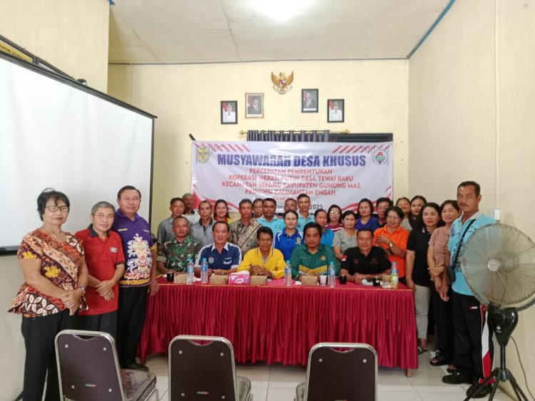 Anggota Koramil 1016-03/Sepang Kodim 1016/Palangka Raya Serka Arif Kurniawan hadiri Musyawarah Desa (Musdes) dalam rangka pembentukan pengurus Koperasi Merah Putih di Desa Tewai Baru, Kecamatan Rungan, berlangsung khidmat bertempat di Aula Kantor Desa Tewai Baru Kecamaatan Sepang, Kabupaten Gunung Mas.